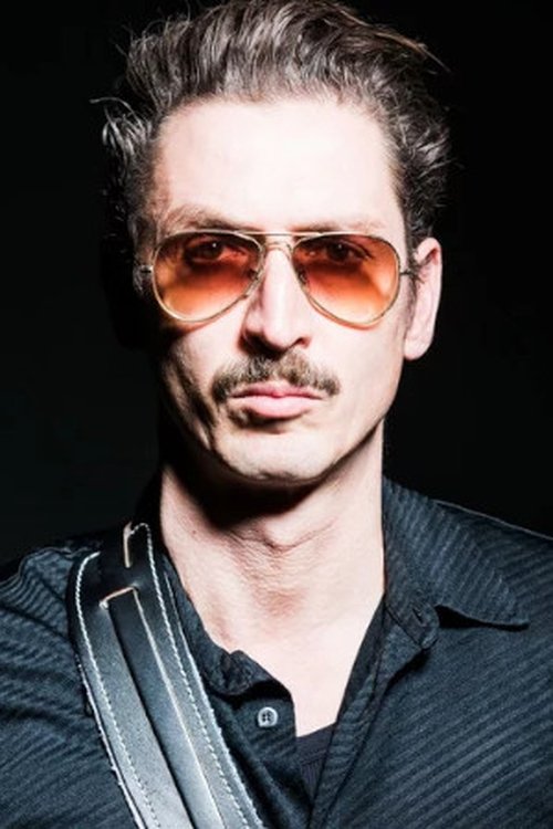 Paulo Furtado as Carlos