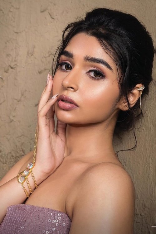 Vaibhavi Tandle as Raveena