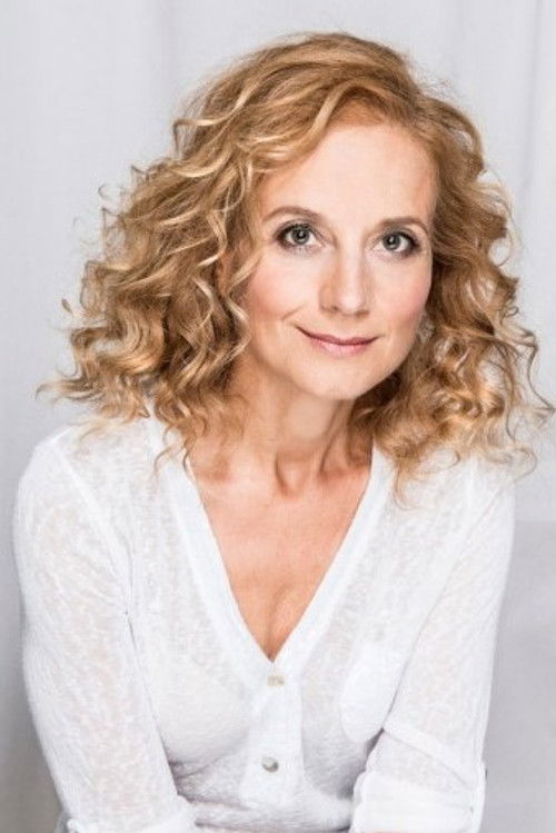 Auguszta Tóth as Feleség