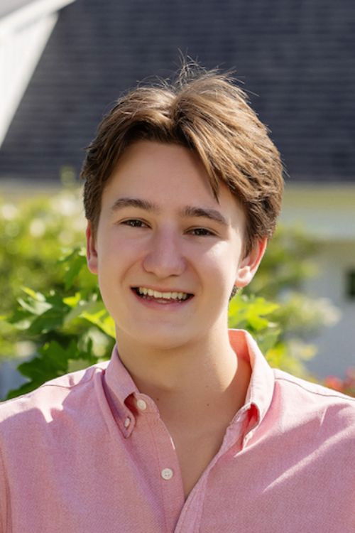 Henry Blocksidge as Acapella Member