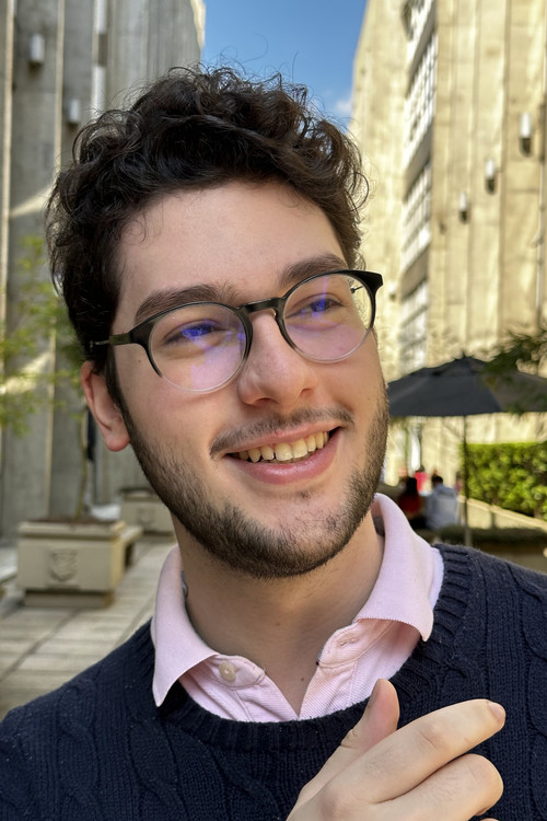 Luis Eduardo S M as Executivo 1