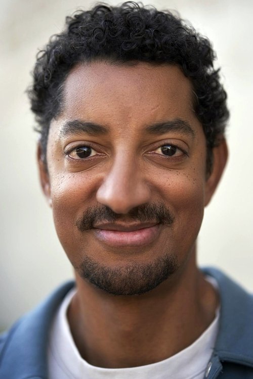 Frédéric Deleersnyder as Lieutenant Théo