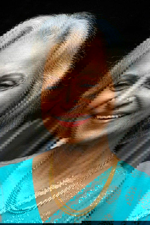 Waheeda Rehman as Gayatri Inderjeet