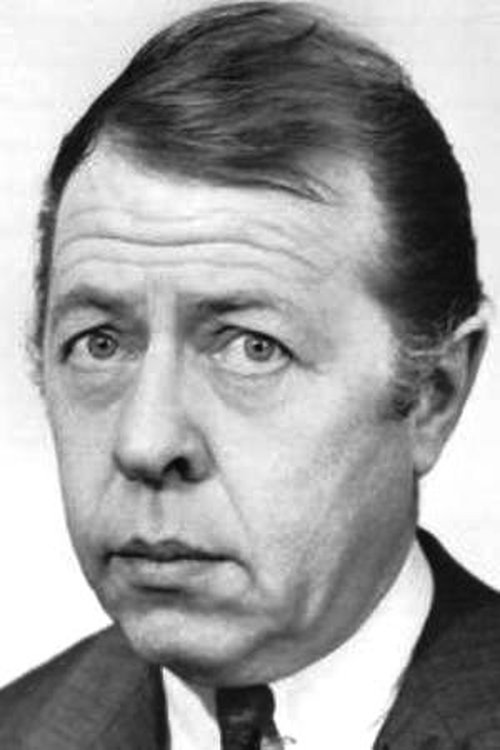 Eduard Linkers as Dr. Torsch (uncredited)