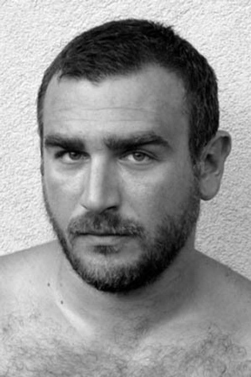 Roméo Escala as Roméo