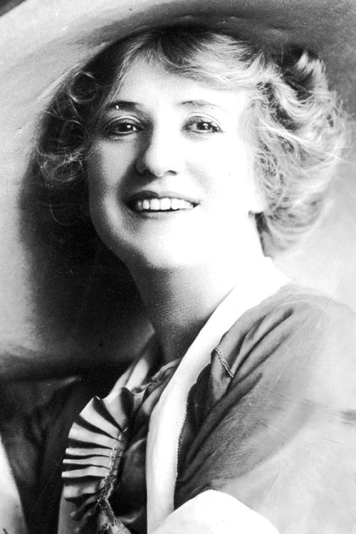 Carrie Reynolds as Aunt Molly