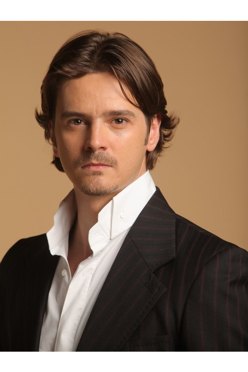 Mihai Petre as Radu Vulturesco