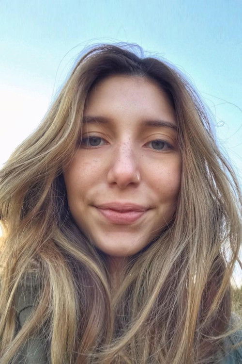 Karen Simionato as Felícia (Evil Woman)