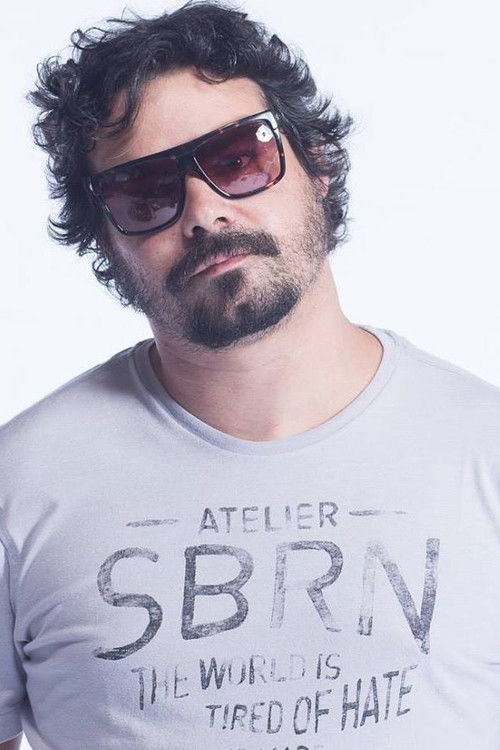 Bruno Ferrari as Policial