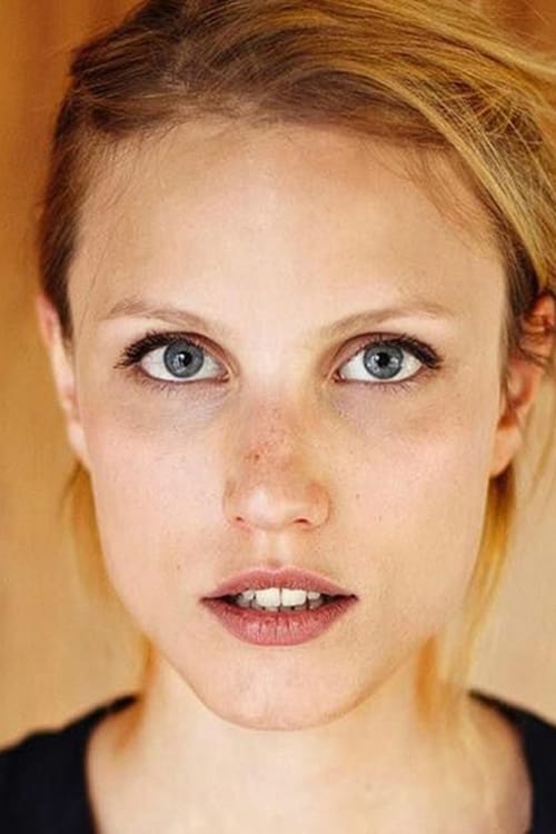 Isabel Thierauch as Nina Lander