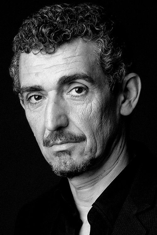 Ángel Solo as Older policeman