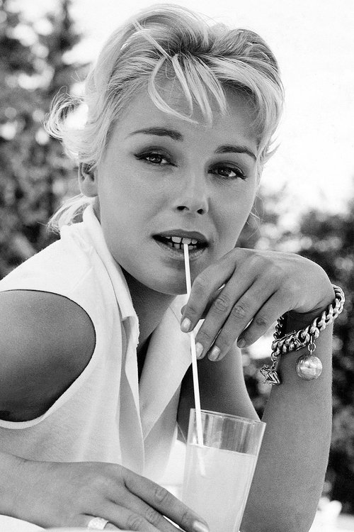 Susanne Cramer as Pia Hollebusch