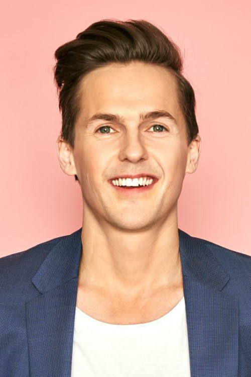 David Lindgren as Beach Goer