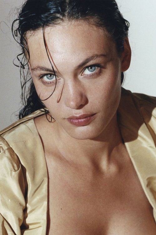 Aomi Muyock as Electra