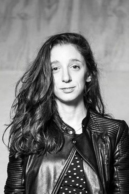 Valeria Correa as Gin