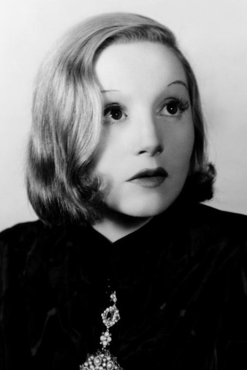 Elisabeth Bergner as Sylvina Lawrence / Martina Lawrence