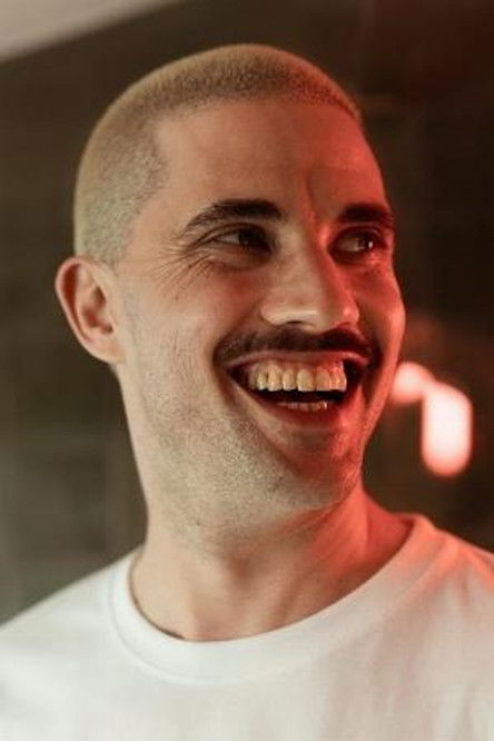 Dominik Fellmann as Frank