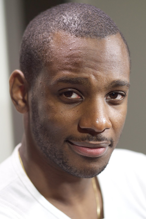 Olivier Kissita as Le fêtard qui veut se joindre au couple