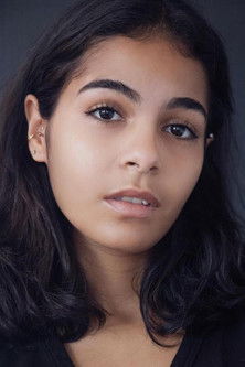 Cynthia Oliveira Souza as Extra