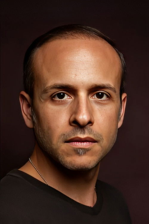 Paulo Galindo as Búho