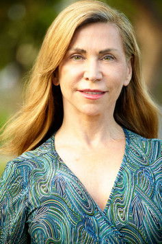 Elain Rinehart as Aunt Shannon