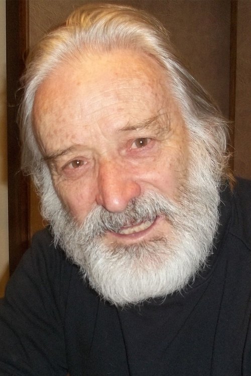 Walter Rey as Empleado de archivo