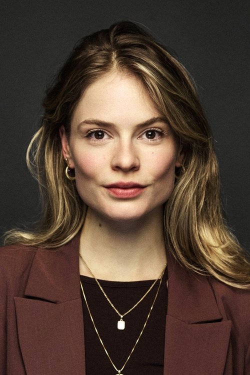 Florence Vos Weeda as Julia