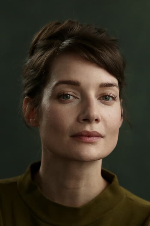 Stella Stocker as Guinevere