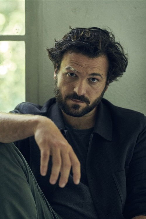 Thibaut Évrard as Robin Favre