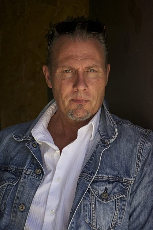 Michael Joiner as Larry Larson