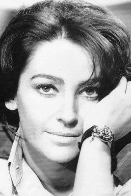 Mavie Bardanzellu as Luca's wife