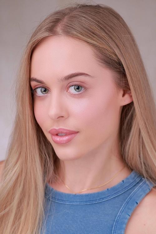 Alina Varakuta as Dianne