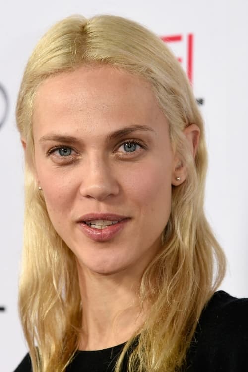 Aymeline Valade as La femme station-service