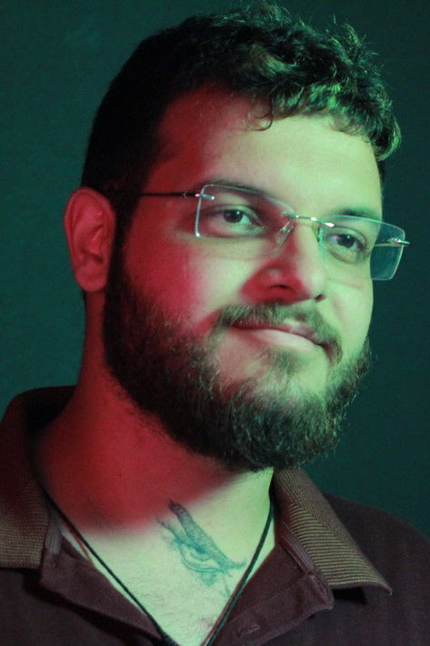 Tom Nogueira as Jornalista