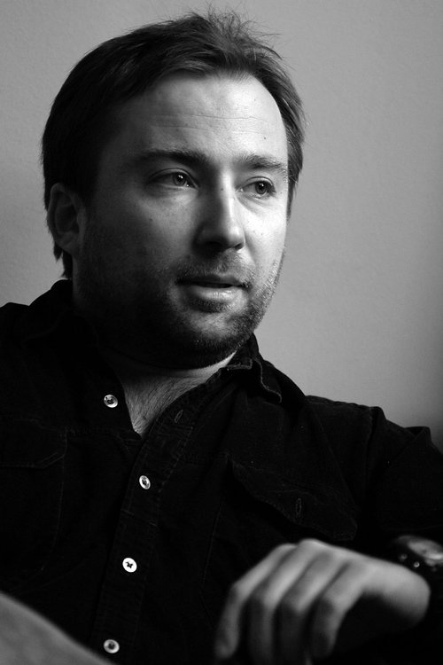 István Tasnádi as Robertson, the waiter