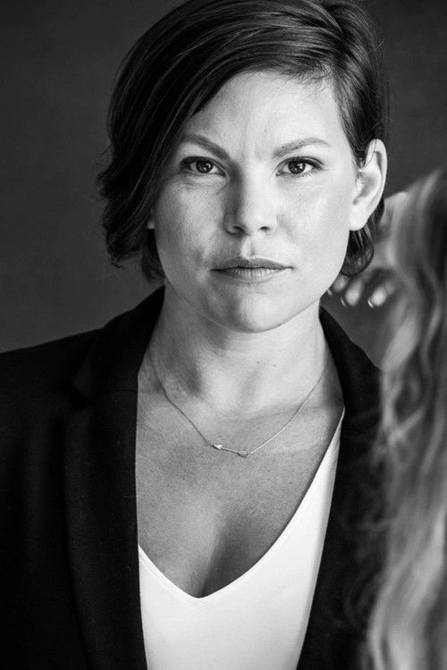 Jenna Harder as Gwen