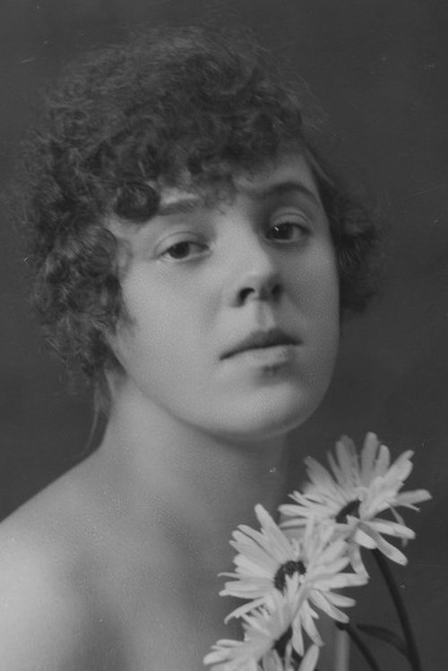 Albina Kausi as tädi Rose