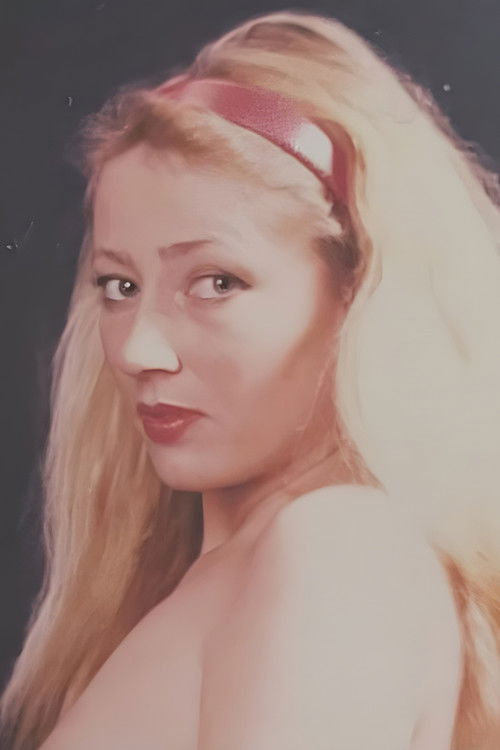 Cicci Green as Teatergäst / Bargäst