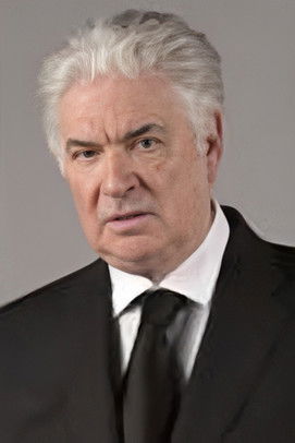 Mário Jacques as Carlos, the husband