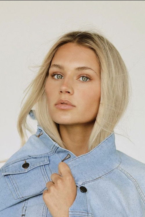 Poppy Grace Buck as Thalia