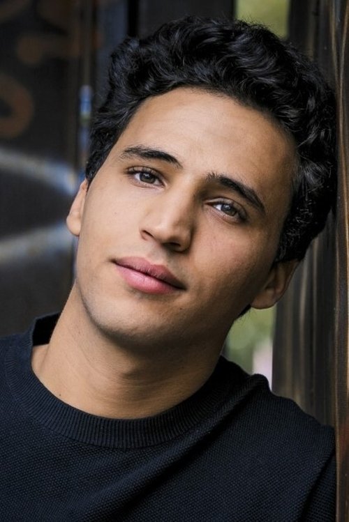 Mohamed Issa as Junis Hamid