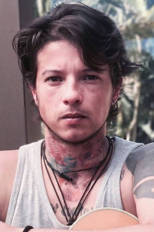 Apolo Pinheiro as Léo