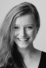 Ada Sternberg as Püppie, the girl in the bower