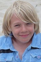 Finn Kirchner as Nikolas