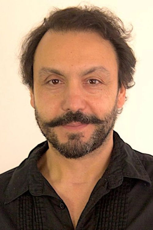 Fernando Díaz as Comprador