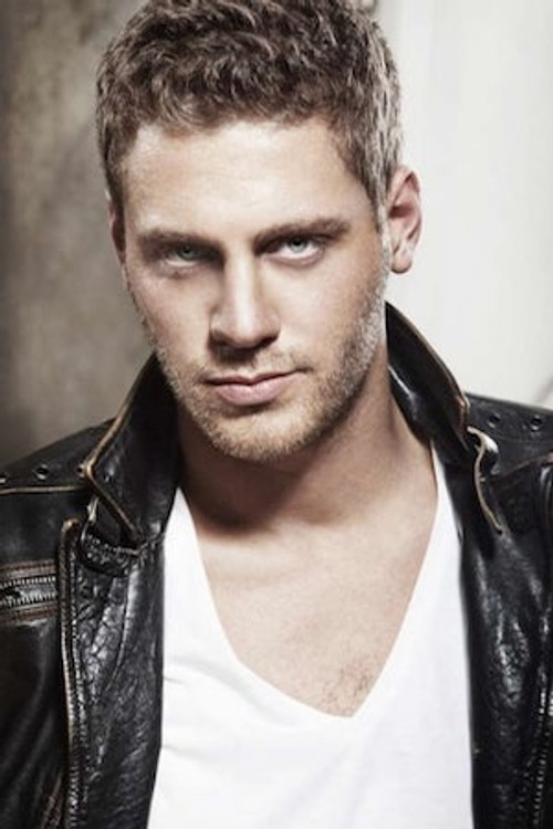 Ali Yörenç as Yiğit