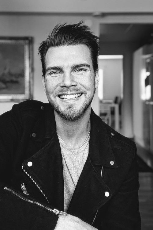 Rickard Rydin as Beach party guest 1