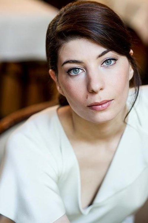 Anne Metzler as Zoé Gassard