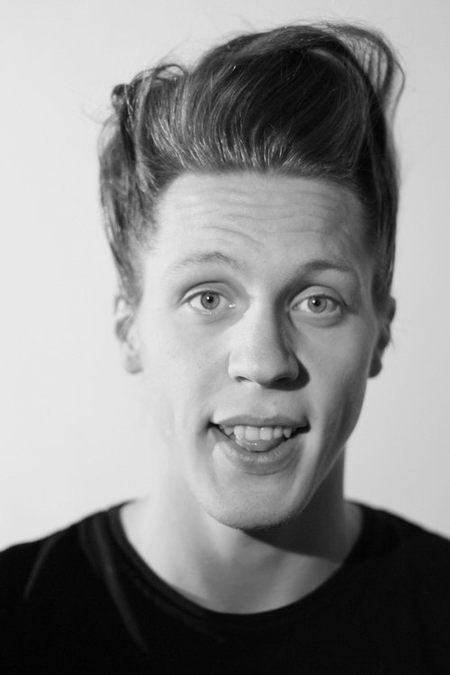 Ken Rüütel as Hinric