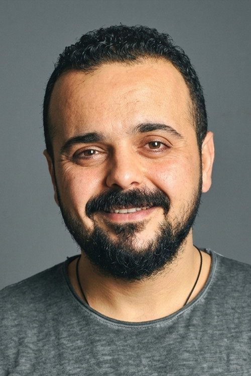 Kadir Özübek as Arkeolog Hayri